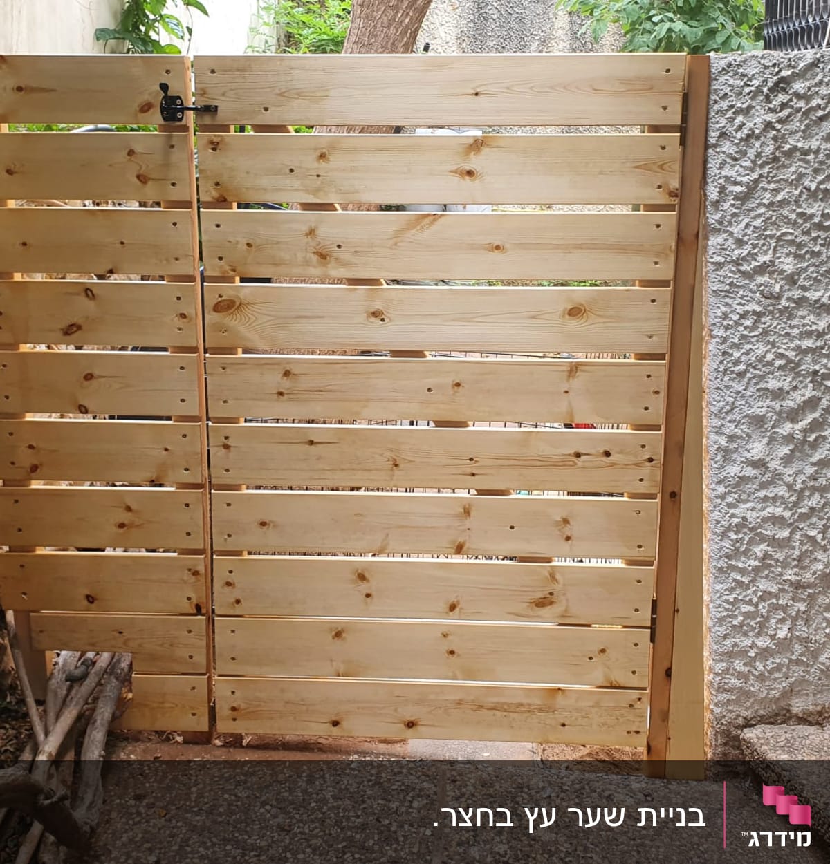 שער עץ חדש עם מנעול בגינה